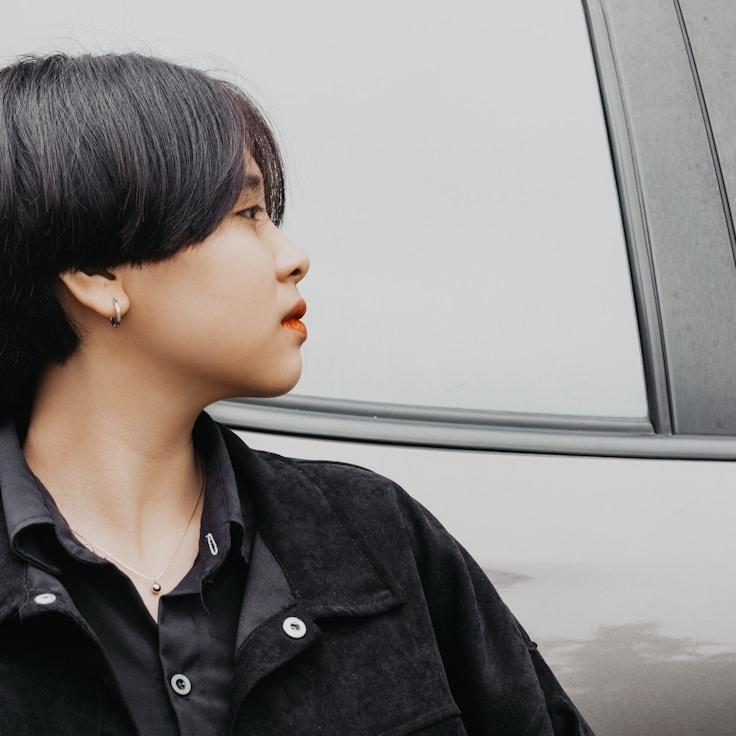 Jordan Kim, Client Relations Director, discussing corporate gifting strategy with business clients